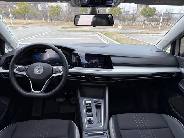 Volkswagen Golf 2023 200TSI DSG Pro interior foto 15