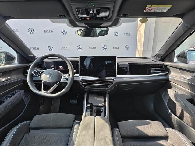 Volkswagen Passat 2025 Pro 380TSI Star Dragon Edition interior photo 8