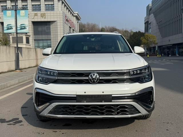 Volkswagen Tharu 2023 300TSI Versión de luna brillante con tracción en dos ruedas exterior foto 2