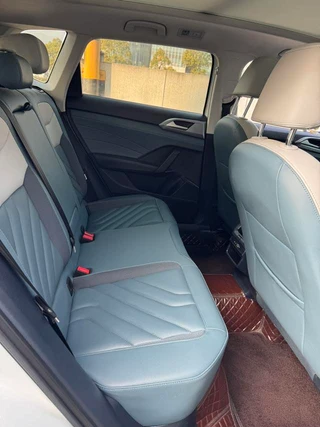 Volkswagen Tharu 2023 300TSI Versión de luna brillante con tracción en dos ruedas interior foto 11