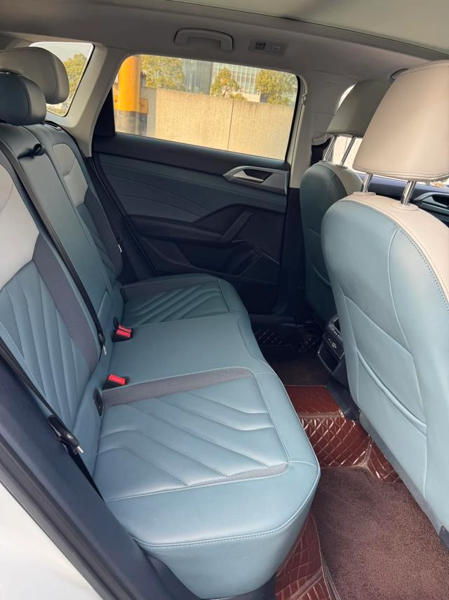 Volkswagen Tharu 2023 300TSI Versión de luna brillante con tracción en dos ruedas interior foto 11