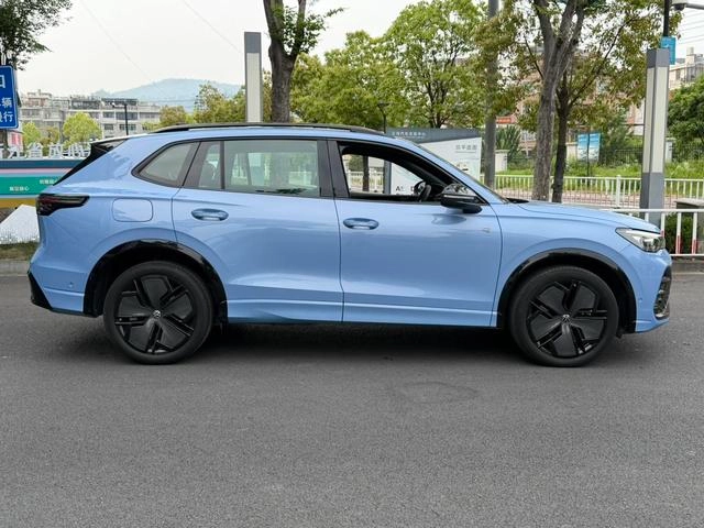Volkswagen Tiguan L 2024 Pro 380TSI Полный привод R-Line Zhizun издание интерьер фото 10 Volkswagen Tiguan L 2024 Pro 380TSI Полный привод R-Line Zhizun издание интерьер фото 10