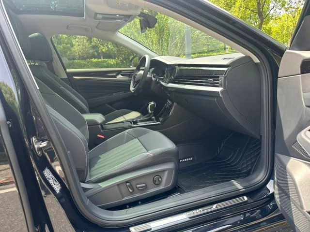Volkswagen Passat 2024 380TSI Star Elite Edition interior photo 12