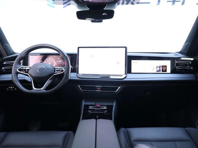 Volkswagen Tiguan L 2024 Pro 330TSI Two-Drive Smart Collar Edition interior photo 14