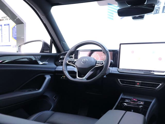 Volkswagen Tiguan L 2024 Pro 330TSI Two-Drive Smart Collar Edition interior photo 15