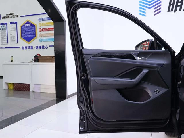 Volkswagen Tiguan L 2024 Pro 330TSI Two-Drive Smart Collar Edition interior photo 19
