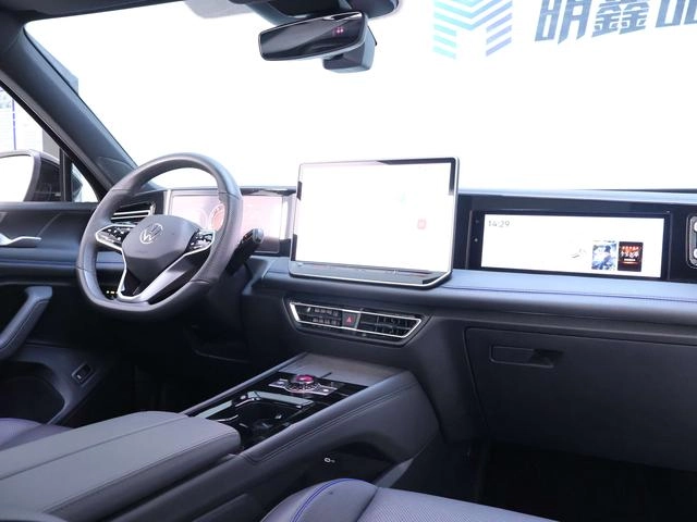 Volkswagen Tiguan L 2024 Pro 330TSI Two-Drive Smart Collar Edition interior photo 20