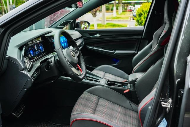 Volkswagen Golf GTI 2021 380TSI DSG GTI interior photo 17