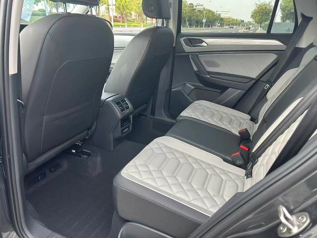 Volkswagen Tayron 2024 330TSI Deux roues motrices R-Line Version haute performance intérieur photo 6