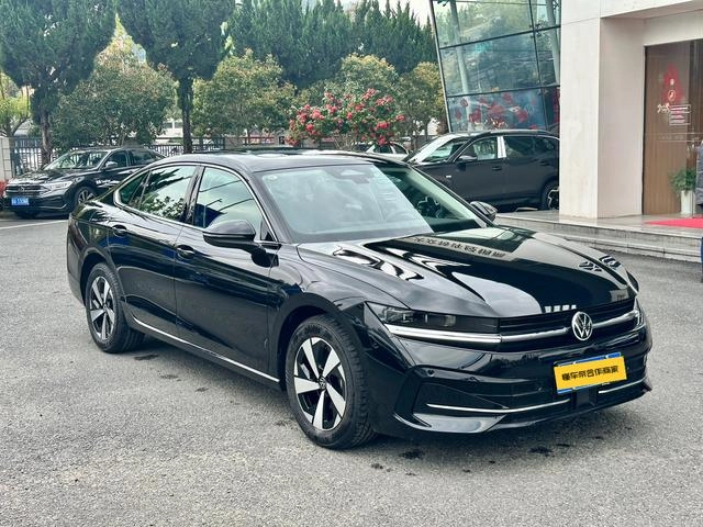 Volkswagen Magotan 2024 300TSI Version premium extérieur photo 3