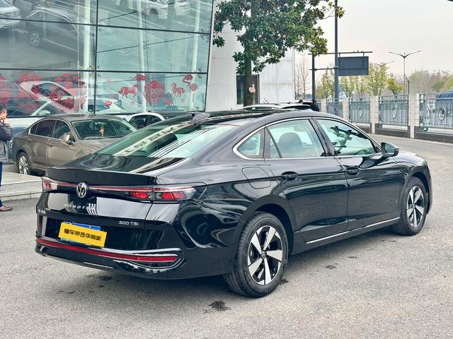 Volkswagen Magotan 2024 300TSI Version premium extérieur photo 5