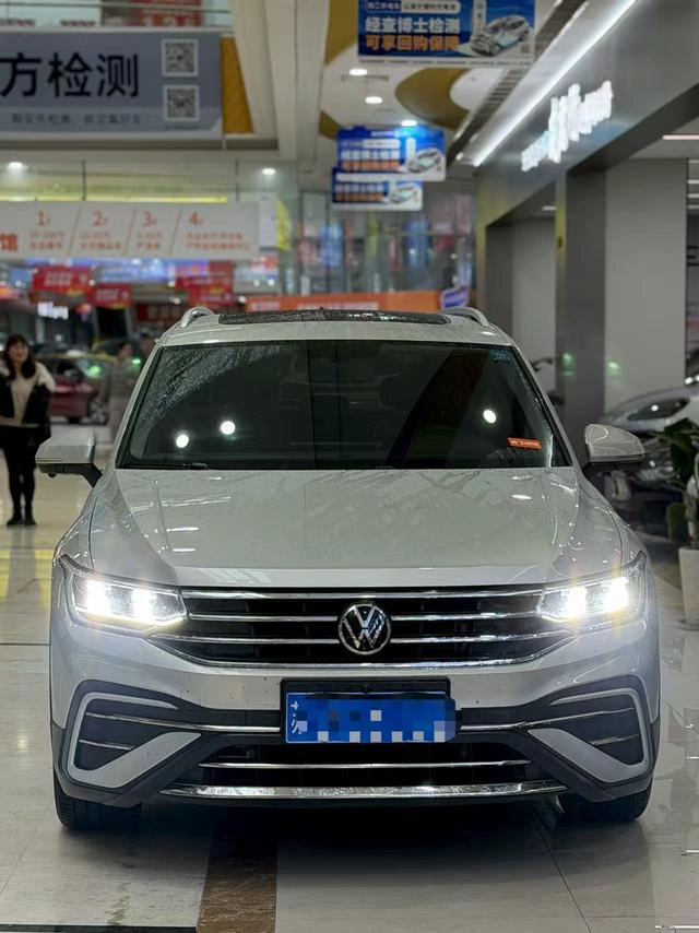 Volkswagen Tiguan L 2022 330TSI Versión inteligente con tracción automática en dos ruedas exterior foto 3