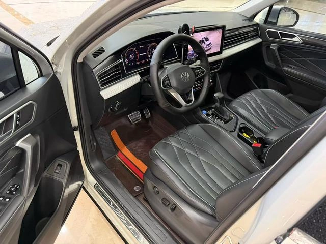 Volkswagen Tiguan L 2022 330TSI Versión inteligente con tracción automática en dos ruedas interior foto 6