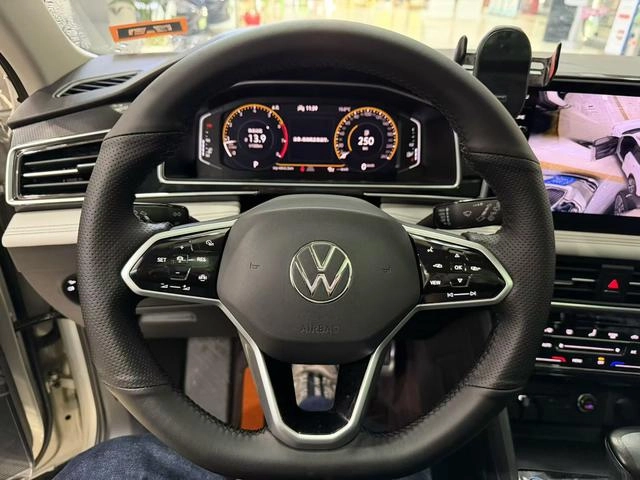 Volkswagen Tiguan L 2022 330TSI Versión inteligente con tracción automática en dos ruedas interior foto 7