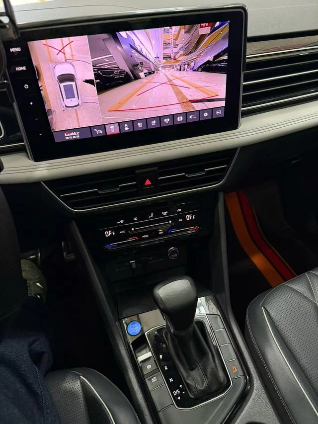 Volkswagen Tiguan L 2022 330TSI Versión inteligente con tracción automática en dos ruedas interior foto 8