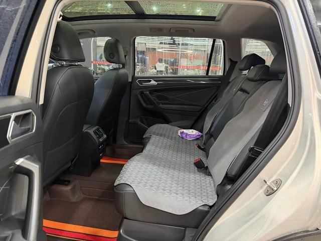 Volkswagen Tiguan L 2022 330TSI Versión inteligente con tracción automática en dos ruedas interior foto 9
