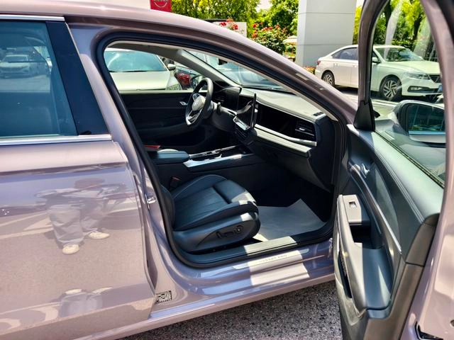 Volkswagen Passat 2025 Pro 380TSI Long Zun Edition interior photo 8