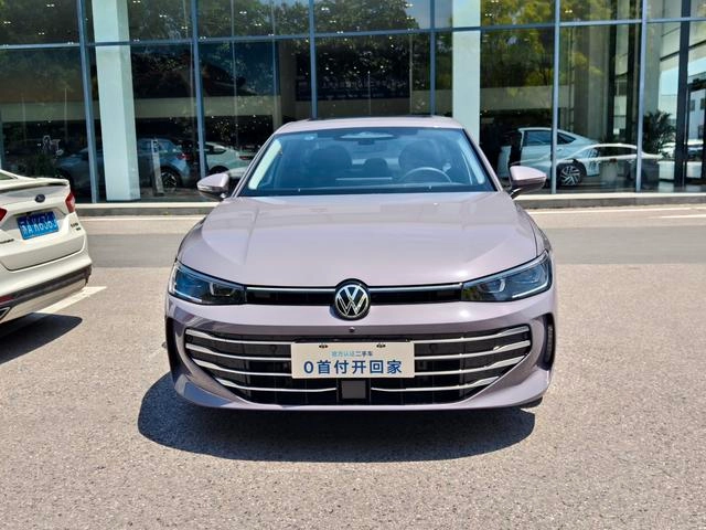 Volkswagen Passat 2025 Pro 380TSI Long Zun Edition interior photo 9