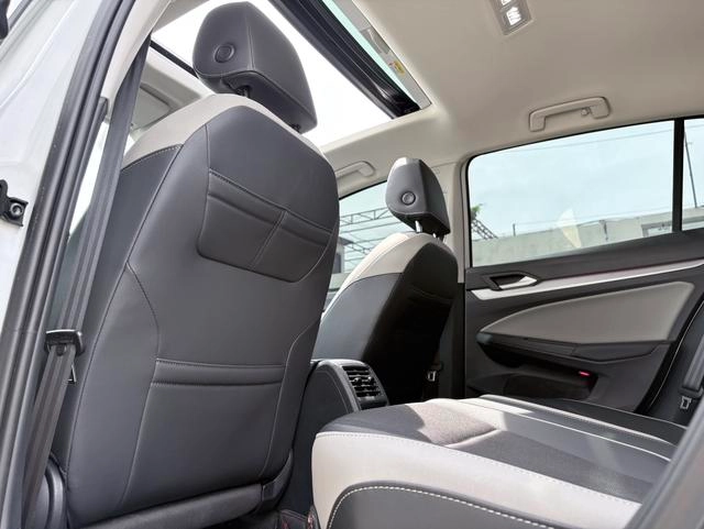 Volkswagen Golf 2023 Модификация 280TSI DSG Pro интерьер фото 11 Volkswagen Golf 2023 Модификация 280TSI DSG Pro интерьер фото 11