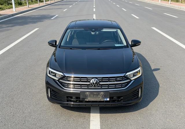 Volkswagen Sagitar 2023 300TSI DSG Édition Excellence extérieur photo 2