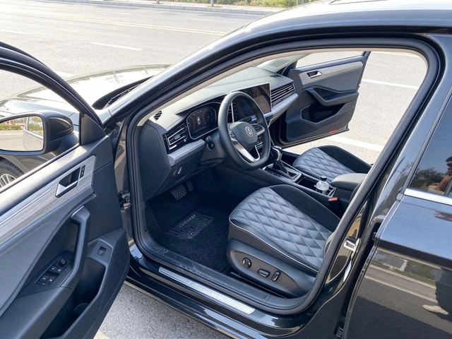 Volkswagen Sagitar 2023 300TSI DSG Édition Excellence intérieur photo 9