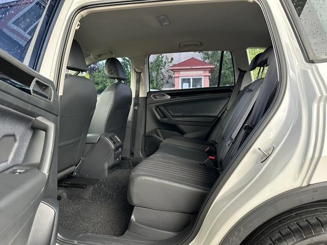 Volkswagen Tiguan L 2022 330TSI Автоматическая двухприводная версия интерьер фото 14