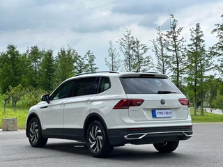 Volkswagen Tiguan L 2022 330TSI Автоматическая двухприводная версия интерьер фото 15