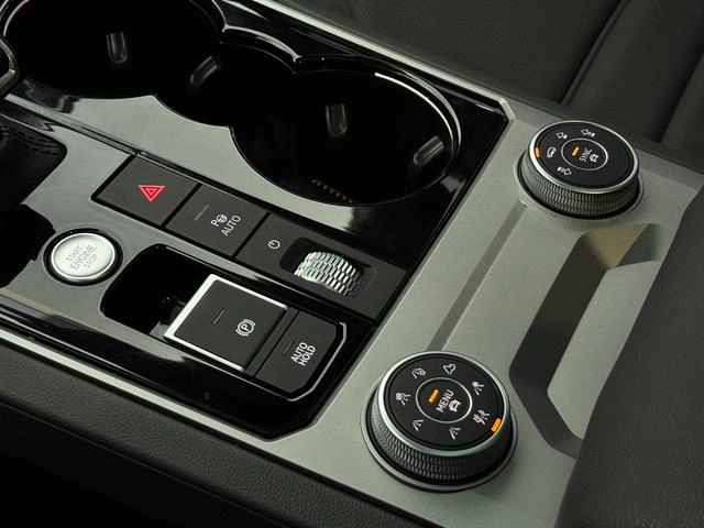 Volkswagen Touareg 2022 3.0TSI Острая версия Черный спортивный костюм интерьер фото 14
