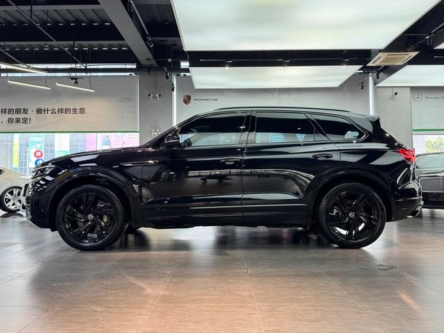 Volkswagen Touareg 2022 3.0TSI Острая версия Черный спортивный костюм интерьер фото 20