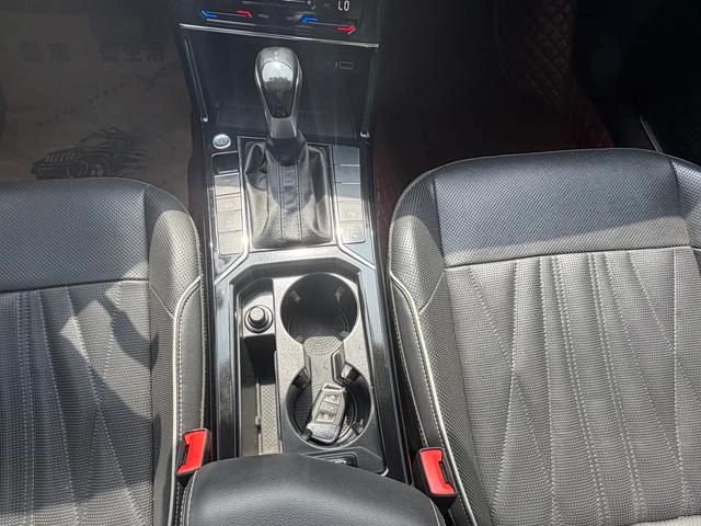 Volkswagen Passat 2022 330TSI Luxury Edition interior photo 11