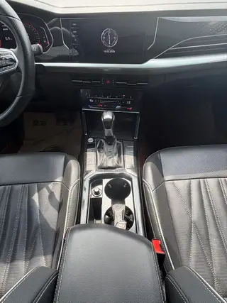 Volkswagen Passat 2022 330TSI Luxury Edition interior photo 12