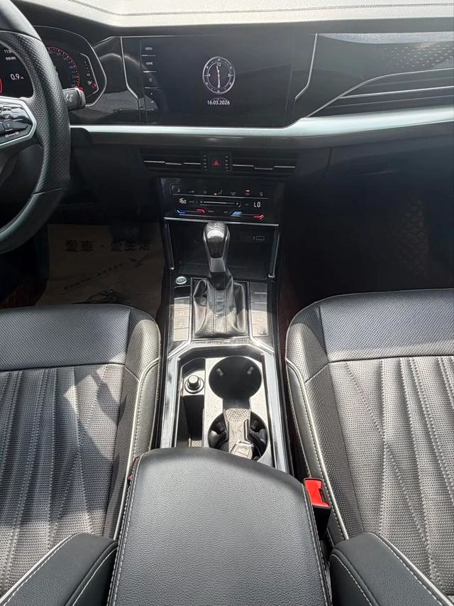 Volkswagen Passat 2022 330TSI Luxury Edition interior photo 12
