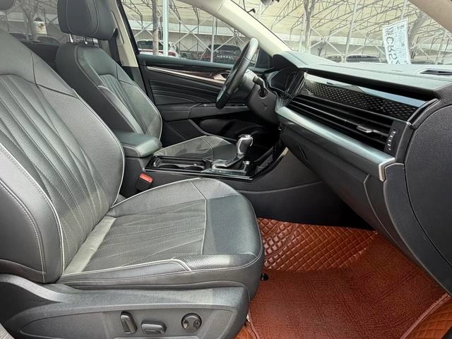 Volkswagen Passat 2022 330TSI Luxury Edition interior photo 17
