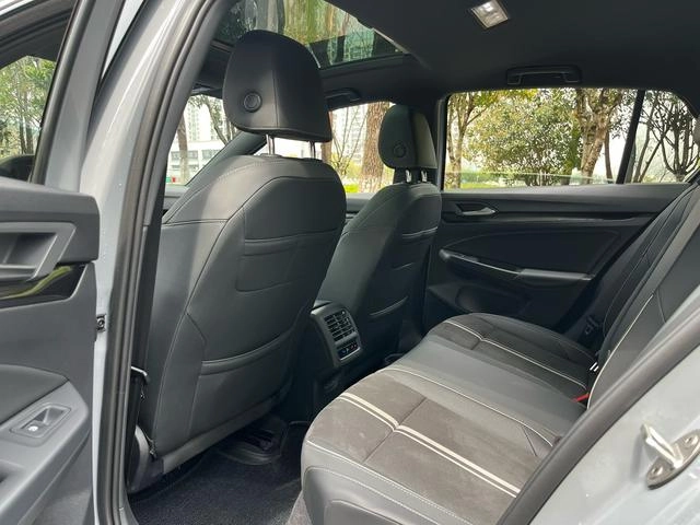 Volkswagen Golf 2023 280TSI DSG R-Line interior photo 9