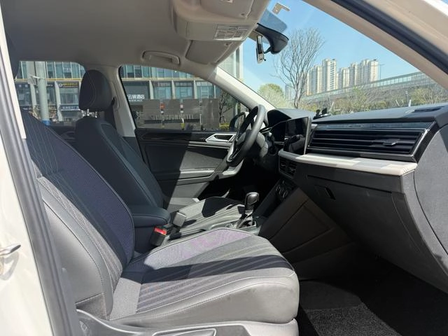 Volkswagen Tiguan L 2022 330TSI Versión cómoda con tracción automática en dos ruedas interior foto 9 Volkswagen Tiguan L 2022 330TSI Versión cómoda con tracción automática en dos ruedas interior foto 9