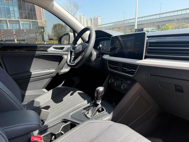 Volkswagen Tiguan L 2022 330TSI Versión cómoda con tracción automática en dos ruedas interior foto 10 Volkswagen Tiguan L 2022 330TSI Versión cómoda con tracción automática en dos ruedas interior foto 10