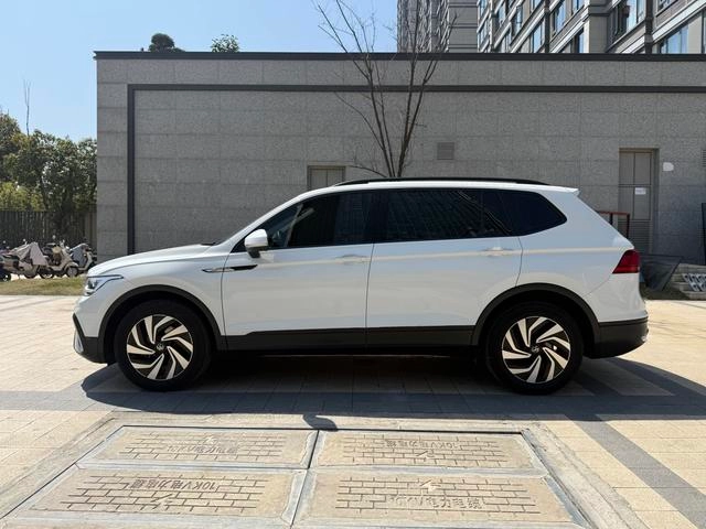 Volkswagen Tiguan L 2022 330TSI Versión cómoda con tracción automática en dos ruedas interior foto 12 Volkswagen Tiguan L 2022 330TSI Versión cómoda con tracción automática en dos ruedas interior foto 12