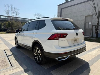Volkswagen Tiguan L 2022 330TSI Versión cómoda con tracción automática en dos ruedas interior foto 15 Volkswagen Tiguan L 2022 330TSI Versión cómoda con tracción automática en dos ruedas interior foto 15