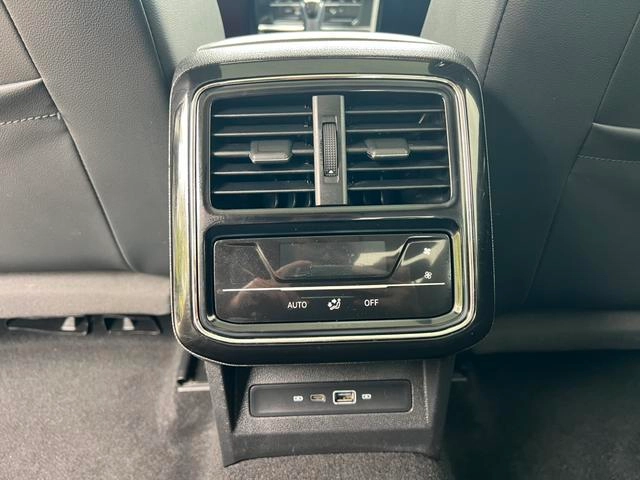 Volkswagen Passat 2022 330TSI Star Elite Edition interior photo 12