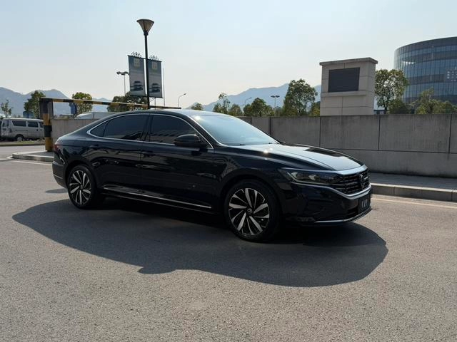 Volkswagen Passat 2023 Restyling 330TSI Elite Edition exterior photo 3