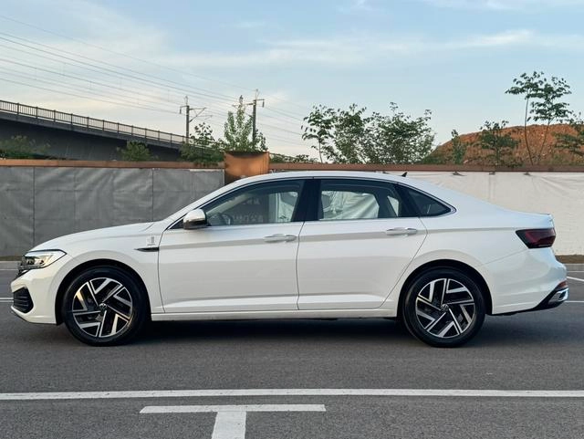 Volkswagen Sagitar 2025 300TSI DSG Premium Edition interior photo 16