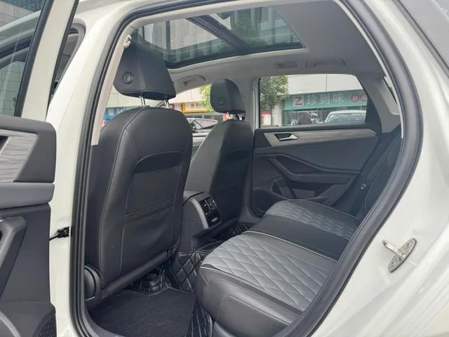 Volkswagen Sagitar 2024 300TSI DSG Premium Edition interior photo 12