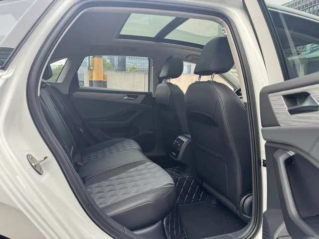 Volkswagen Sagitar 2024 300TSI DSG Premium Edition interior photo 13