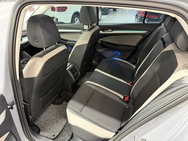 Volkswagen Golf 2021 280TSI DSG 30 Edición de aniversario interior foto 9