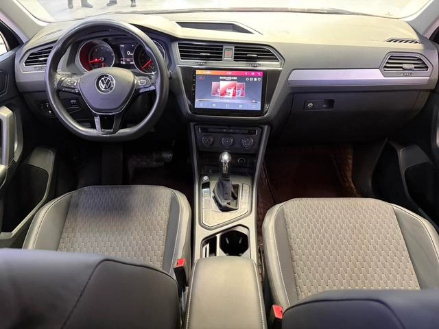 Volkswagen Tiguan L 2021 280TSI Versión inteligente con tracción automática en dos ruedas interior foto 7