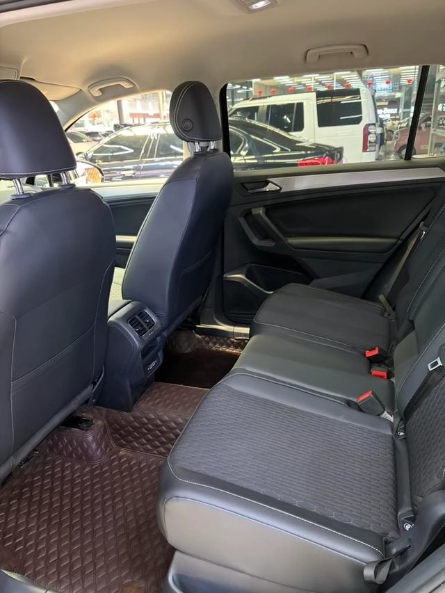 Volkswagen Tiguan L 2021 280TSI Versión inteligente con tracción automática en dos ruedas interior foto 8
