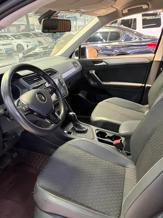 Volkswagen Tiguan L 2021 280TSI Versión inteligente con tracción automática en dos ruedas interior foto 9