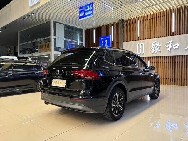 Volkswagen Tiguan L 2021 280TSI Versión inteligente con tracción automática en dos ruedas interior foto 10