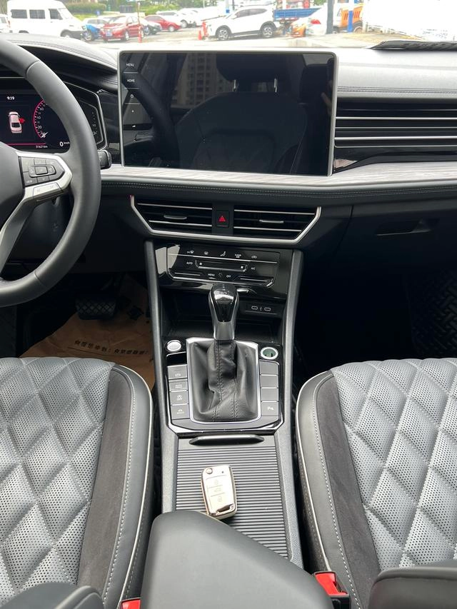 Volkswagen Sagitar 2023 300TSI DSG Premium Edition interior photo 10