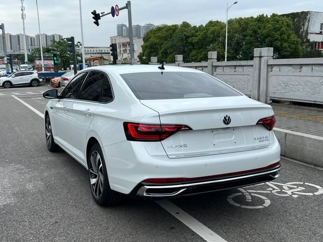Volkswagen Sagitar 2023 300TSI DSG Premium Edition interior photo 13